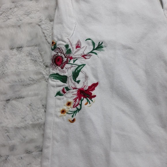 Zara| Embroidered Frayed Hem Crop Jeans (A927) - Picture 3 of 8